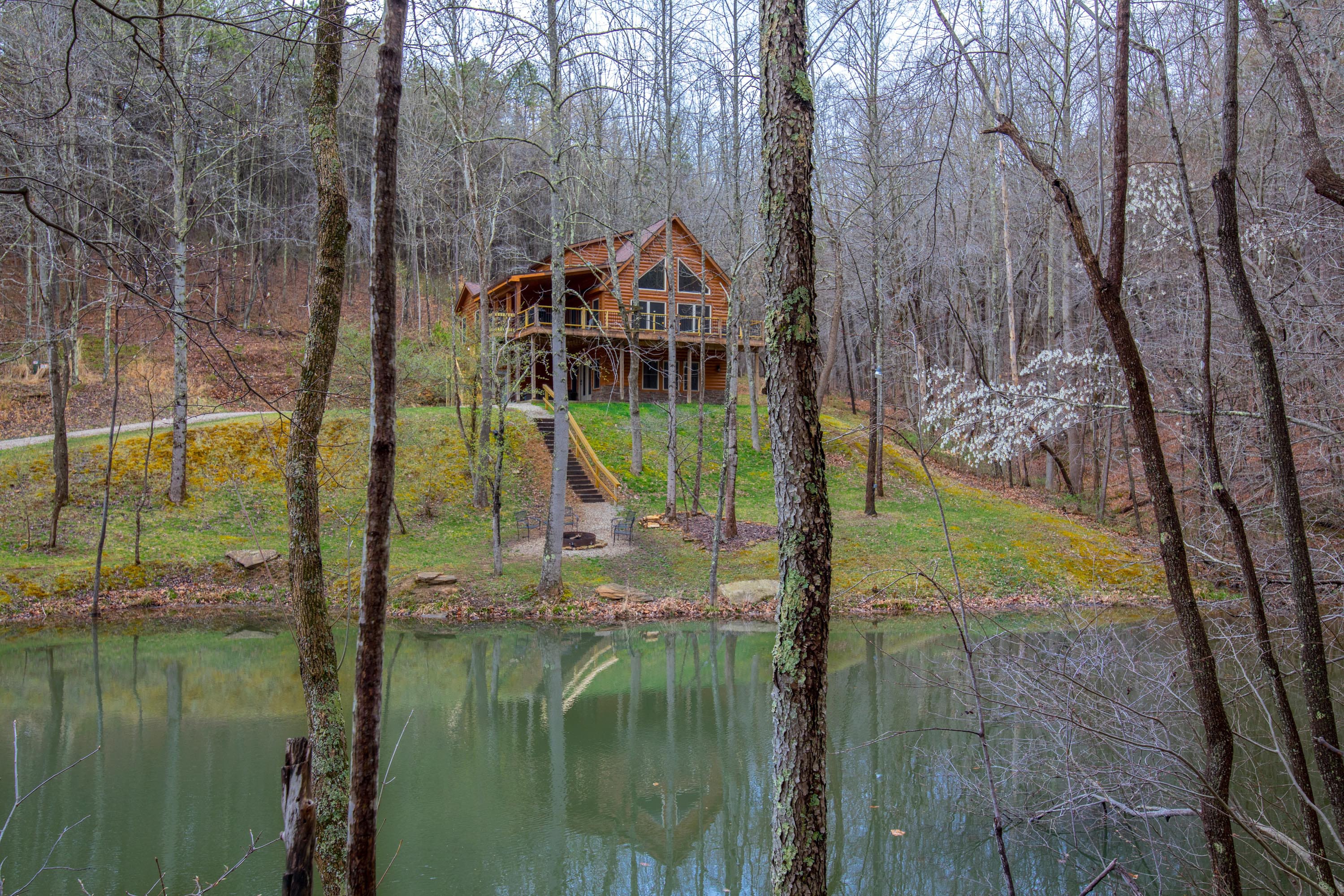 Book our Hocking Hills Rentals with a Pond